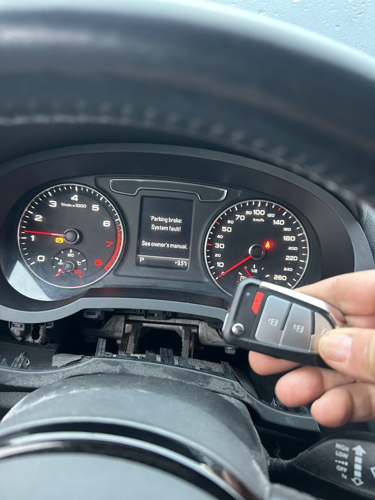 New Audi Q3 smart key fob 433 MHz prepared on-site for programming
HU66 emergency blade cut for Audi Q3 — matched to door cylinder code
